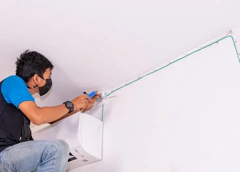 Air Conditioning Technician preparing to install new air conditioning. Stock-Fotos