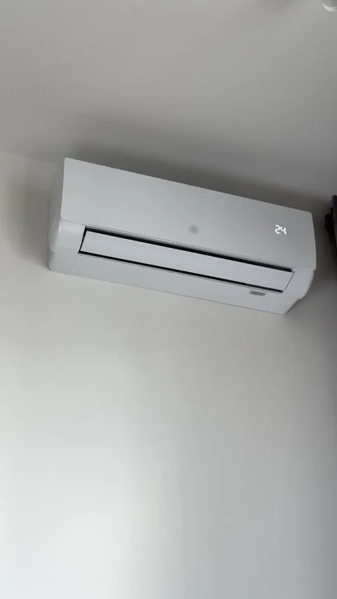 Air conditioning unit activated by a remote control to set temperature to 2.. Stock-Footage 346155531