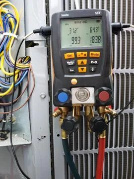 Air conditioning unit being charged with R410a refrigerant. Stock-Fotos
