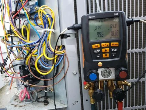 Air conditioning unit being charged with R410a refrigerant. 스톡 사진