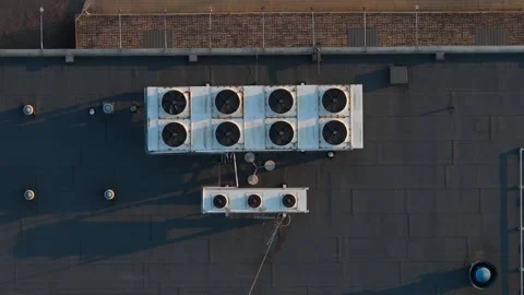 Air conditioning units on a flat rooftop Vidéo 348155959