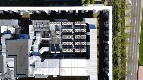 Air conditioning units on the rooftop of a modern office building, showcasing a Vidéo 334035978