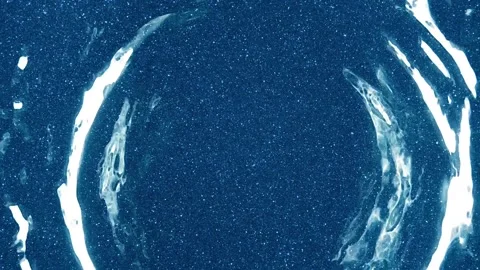 The air flow blows onto the surface of the water and creates circular waves  Vidéo 330887179