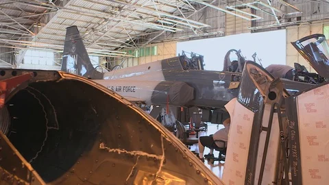 Air Force Mechanics Work On T-38 Talon Fighter Jet 05 스톡 동영상 127995055