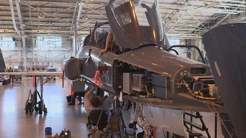 Air Force Mechanics Work On T-38 Talon Fighter Jet 03 스톡 동영상 127995083
