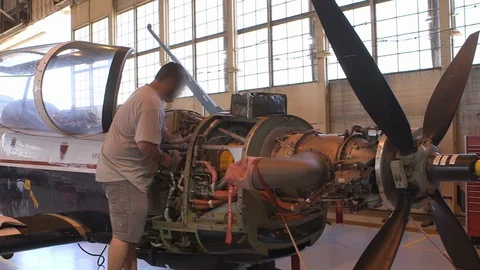 Air Force Mechanics Work On T-6 Texan Aircraft 12 스톡 동영상 127995365