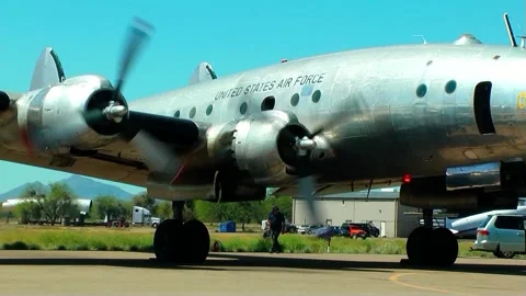 AIR FORCE ONE PULLBACK FROM TURNING PROPELLERS TO WS 스톡 동영상 169961870
