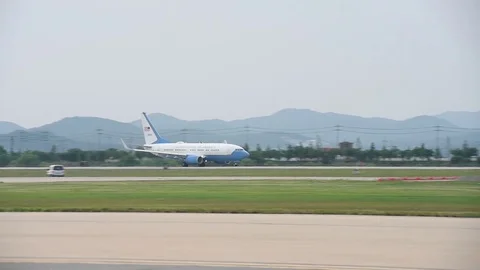 Air Force Two accelerating for take off Stock-Footage 91026765