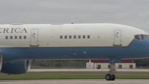 Air Force Two Taxiing  Stockbeeldmateriaal 82106324
