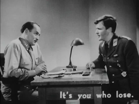 An Air Interrogation Officer smokes cigarettes with a Nazi prisoner of war, Stockbeeldmateriaal 75292353