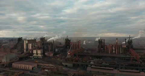 Air pollution. clouds of smoke coming from the chimneys of the plant. Drone Vídeos de archivo 131711560