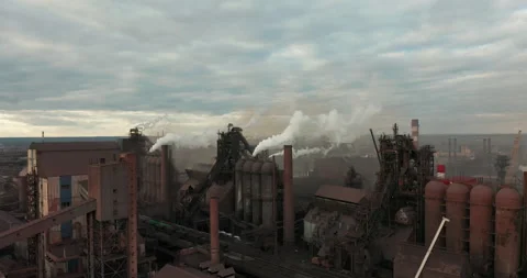 Air pollution. clouds of smoke coming from the chimneys of the plant. Drone Vídeo Stock 132036125
