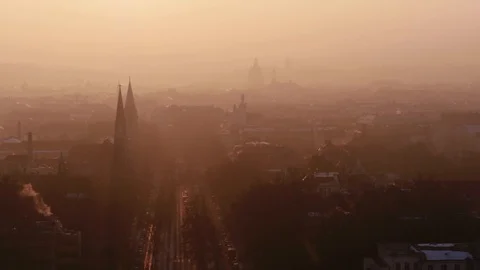 Air pollution: massive smog over downtown Budapest - aerial 4K video Vídeo Stock 99238482