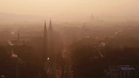 Air pollution: massive smog over downtown Budapest - aerial 4K video Vídeo Stock 99238605
