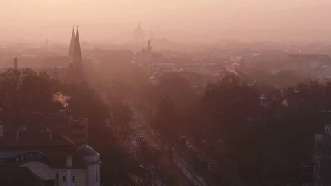 Air pollution: massive smog over downtown Budapest - aerial 4K video Vídeo Stock 99238668