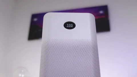 Air purifier with a small display indicating high level of impurity in the Vidéo 130655990