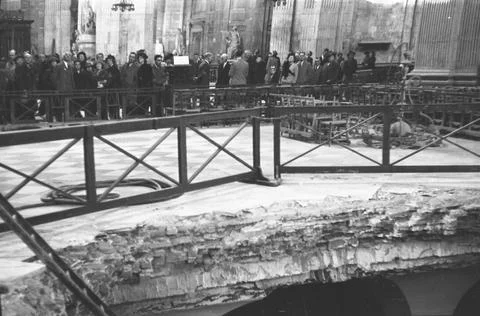 Air Raid Damage At St Paul's Cathedral In London During The Blitz World War Ii. Stock Photos