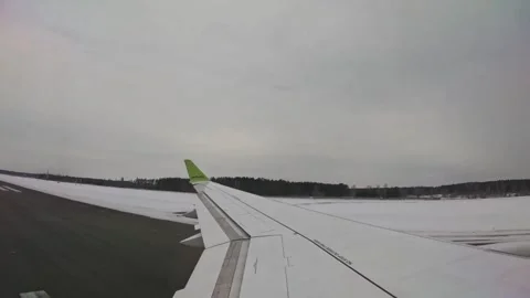 AirBaltic plane taking off on snowy runway at Riga Airport in winter Vidéo 342533797