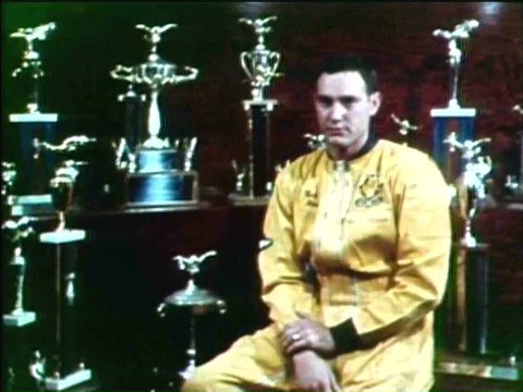 An airborne captain talks about skydiving competitions in the 1970s. We can see Vidéo 75296981