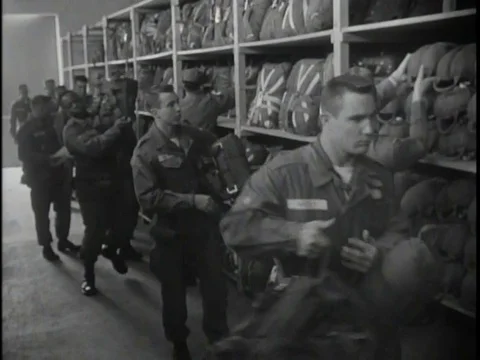 Airborne paratroopers perform a skydiving exercise as part of a military Vidéo 75279608