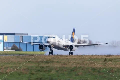 Airbus A319-100 from airline Lufthansa Stock Photos