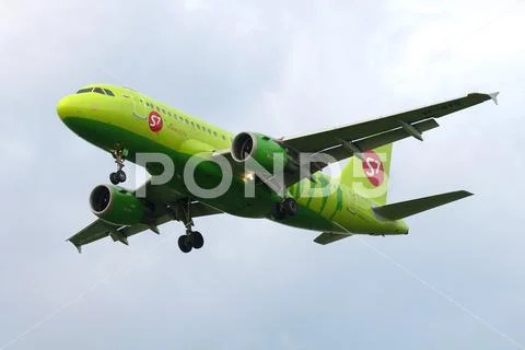 The Airbus A319-113 plane (VP-BTQ) of S7 Siberia Airlines airline flying Stock Photos