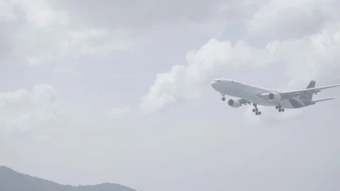 Airbus A330 on final approach Video stock 92107266