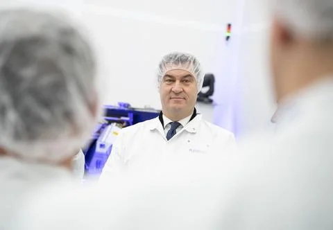Airbus modernizes solar array production for satellites, Taufkirchen, Germany -  Foto stock