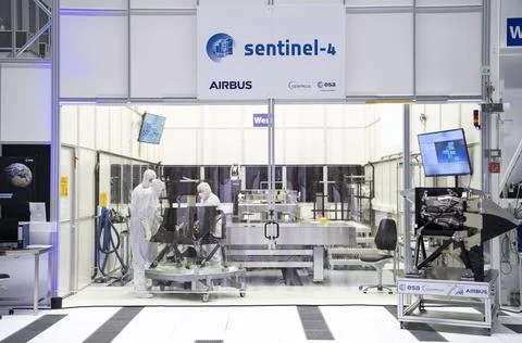 Airbus modernizes solar array production for satellites, Taufkirchen, Germany -  스톡 사진