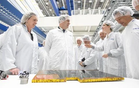 Airbus modernizes solar array production for satellites, Taufkirchen, Germany -  Foto stock