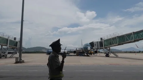 Aircraft after landing. Arrive at Da Nang Airport for service. Vídeo Stock 117443527