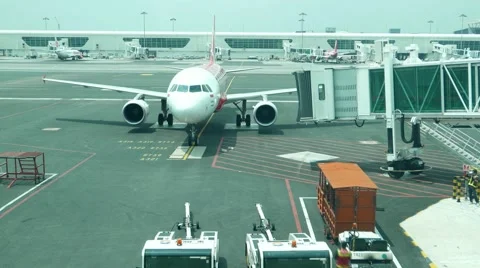 Aircraft approach and stop at apron, jet bridge attached, time lapse shot 스톡 동영상 58600053