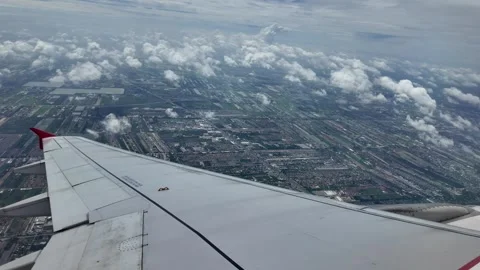 The aircraft banked into a smooth turn while descending for landing. 库存影片 311492611