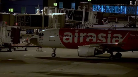 Aircraft coming to a complete stop in front of airport terminal Stock-Footage 106947851