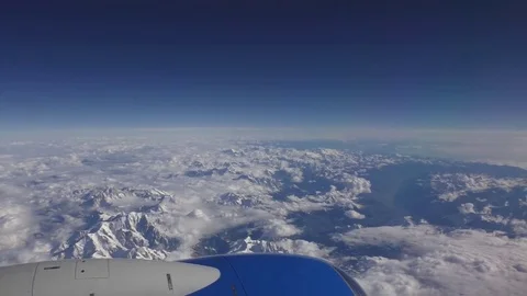 Aircraft engine and white mountain peaks Vídeos de archivo 84023174