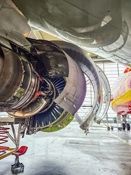 Aircraft engine servicing in hangar, with various tools and equipment visible Foto stock