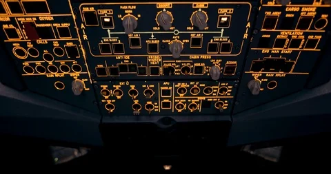 Aircraft Flight Simulator Overhead Tilting Shot 動画素材 91397009