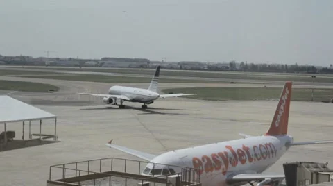 Aircraft going to the runway Stock-Footage 7758714