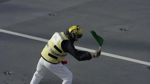 Aircraft handler waves green flag aboard HMS Queen Elizabeth Vídeos de archivo 98927760