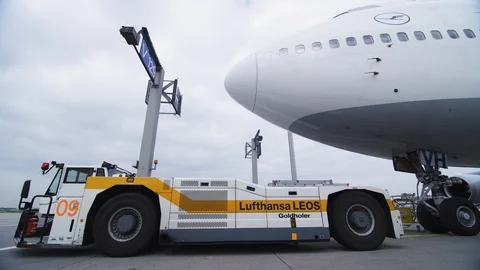 Aircraft Jumbo Boeing 747 with pushback - tow tug - Lufthansa 스톡 동영상 89027035