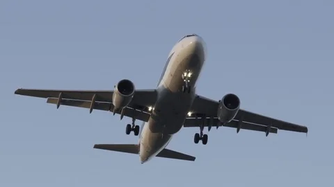 Aircraft landing bottom view Vídeo Stock 83225963