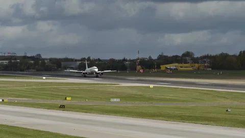 An aircraft lands on the runway 스톡 동영상 289130400