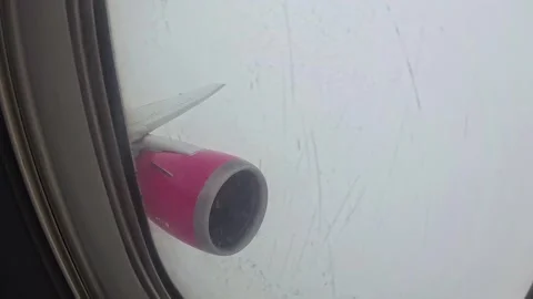 The aircraft leaves the cloudy area when the altitude decreases. 库存影片 282800036