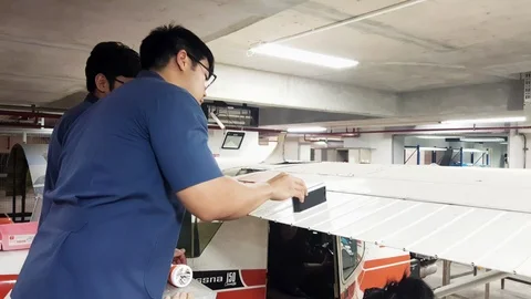 Aircraft maintenance engineering student calibrating Cessna aircraft wing level  Vidéo 113178753