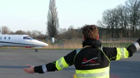 Aircraft Marshall using Hand sign for Bombardier Learjet Air Service Liège Vidéo 171376937