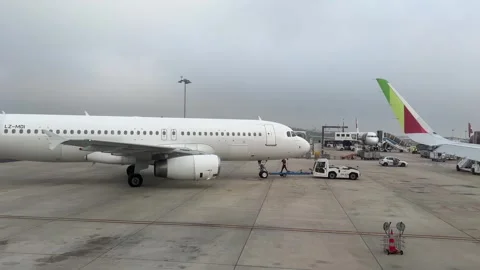 Aircraft Pushback Tug Moves Jet to Runway 스톡 동영상 252610256