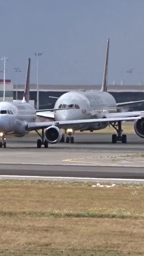 Aircraft standing queue for departure Stock Footage 284268385
