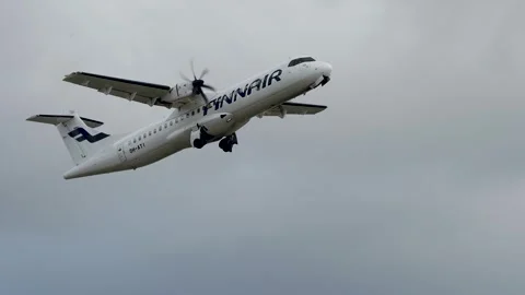 The aircraft takes off 스톡 동영상 289130397