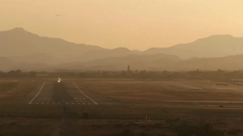 Aircraft taking off with another plane arriving 스톡 동영상 136837503