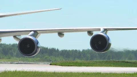 Aircraft turbine engine at work. Plane in motion 库存影片 78339532